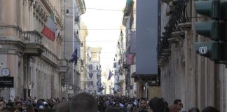 Roma, cade pezzo cornicione da chiesa in via del Corso: 51enne ferito