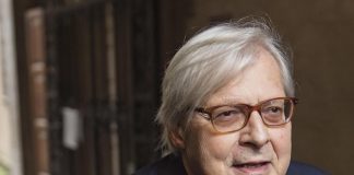 Cattelan e la banana da 6 milioni, Sgarbi: “Opera diventa pensiero”
