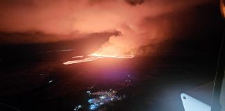 Aereo vola sul vulcano: “Allacciate le cinture” – Video