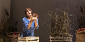 Mantova, Sociale gremito e standing ovation per Ambra Angiolini in “Oliva Denaro”