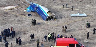 Aereo precipitato in Kazakistan, presidente azero Aliyev: “Colpito dal territorio russo”