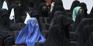 Afghanistan, Talebani vietano a donne di guardare dalla finestra
