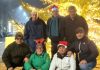 Gli anziani del Codice Bar rinnovano la tradizione: foto sotto l’albero di Natale