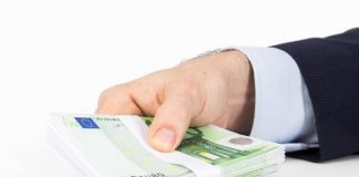 Lecce, trova assegno da 49 milioni e lo riconsegna: “I soldi resteranno in città”