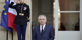 Francia, Bayrou annuncia squadra di governo: Valls e Borne tra i ministri