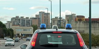 Napoli, due giovani accerchiati e accoltellati all’uscita della stazione