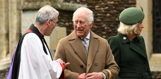 “Troppo imbarazzante per Carlo invitare Harry a Natale”: la rivelazione della biografa reale