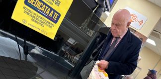 Un ministro al supermercato, Nordio fa la spesa a Trastevere