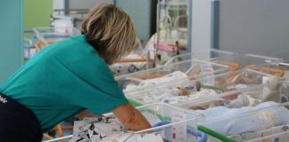 Palermo, mamma senza dimora partorisce in strada e lascia il bimbo in ospedale