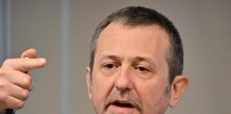 “Calci nel sedere a chi occupa case anziani”, polemica su parole Delmastro