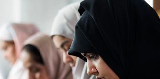 Iran, fermata la stretta sul velo: il presidente ‘blocca’ la nuova legge