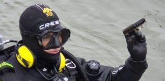 Il 16enne sul bus ad Asola ha sparato al ragazzo con una pistola vera: è vivo per miracolo. L’arma ritrovata nell’Oglio