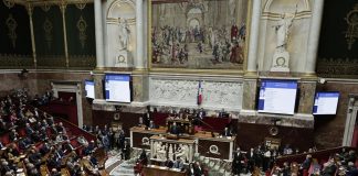 Francia, governo Barnier a rischio. Rn annuncia: “Merita la censura”