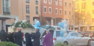 Palloncini azzurri e ricordo dei compagni per salutare il 18enne morto sotto il treno