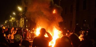 “Scendiamo in piazza fino a nuove elezioni”. Voci dalla protesta georgiana – FOTO