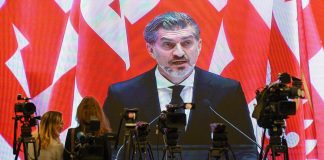 Georgia, si insedia nuovo presidente: migliaia di manifestanti pro-Ue protestano davanti al Parlamento