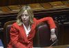 Meloni alla Camera, banchi vuoti Lega per colpa dei treni. Ironia Bonelli: “Italia piena di chiodi…”