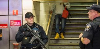 Orrore a New York, donna bruciata viva sulla metro