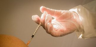 “Giusto togliere le multe ai no vax”, il parere del senatore medico