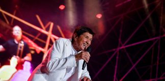 Gianni Morandi, 80 anni con nuovo album e serata da tifoso a Lisbona