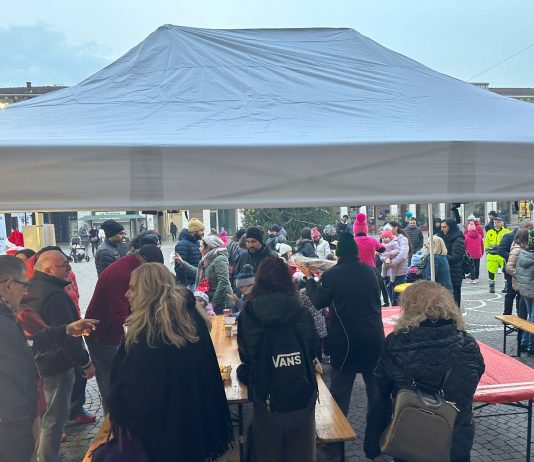 Viadana, acceso il grande albero. E in piazza Manzoni spunta Babbo Natale