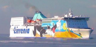 Genova, uomo cade in mare dal traghetto: ricerche in corso