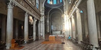 Duomo, prime messe con gli spazi rivoluzionati: via i banchi, ecco le sedie. Il celebrante tra i fedeli