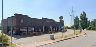 Con il flessibile forzano la porta dell’Old Wild West, ma l’allarme li mette in fuga