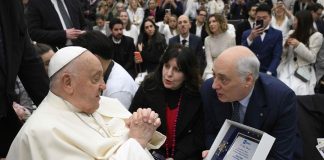 Violenza su donne, al Papa la targa di Radio 1 per il sostegno alla campagna ‘Come un’onda’