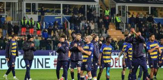 Arbitro toglie rigore, attaccante del Parma non se ne accorge e calcia lo stesso – Video