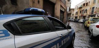 Napoli, piastra metallica cade da balcone e colpisce una donna: è grave