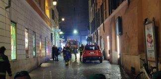 Roma, fumo sospetto in metro: chiuse stazioni di Spagna e Flaminio, caos turisti