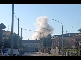 Un forte boato che ha scosso l’aria per chilometri: la bomba sul Po fatta brillare alle 13.55. IL VIDEO