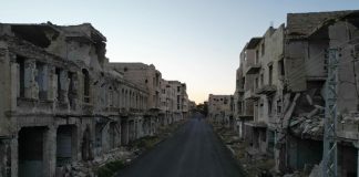 Siria, “oltre 60 raid Israele in poche ore”. Allarme mine e munizioni inesplose