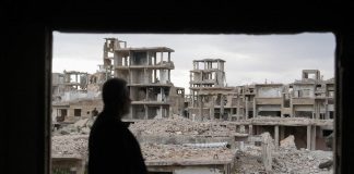 Raid Usa in Siria, uccisi agenti Is. Albero di Natale in fiamme, corteo a Damasco