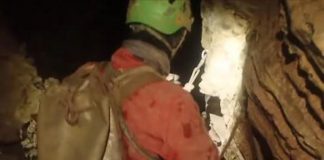 Speleologa intrappolata, soccorritori avanzano nella grotta