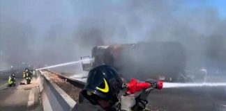 Frontale auto-camion su A10, esplode autocisterna: un morto e 13 intossicati