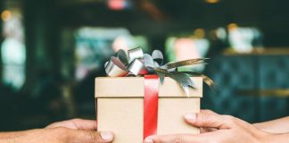 Natale, Altroconsumo: italiani spenderanno 490 euro a testa e 50% in più per viaggi su 2023