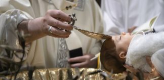 Papa Francesco battezza 21 bambini nella Cappella Sistina