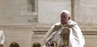 Papa Francesco cade a Santa Marta, contusione al braccio