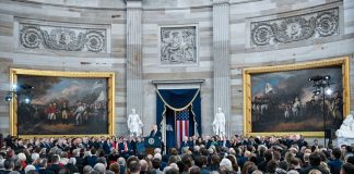 Trump giura da presidente “L’età dell’oro degli Stati Uniti inizia ora”