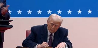 Trump firma i primi provvedimenti e grazia gli assalitori di Capitol Hill
