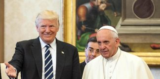 “Lo scontro Trump-Bergoglio è già iniziato”, parla l’ex agente Cia
