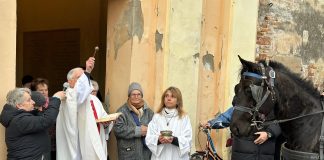 Cani, gatti, cavalli e persino un’oca: festa a Bazza per la benedizione degli animali