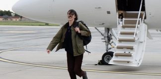 Cecilia Sala, il suo primo podcast dopo il ritorno in Italia: “Desideravo i miei occhiali e un libro”