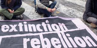Brescia, Extinction Rebellion denuncia: “Attiviste costrette a spogliarsi e fare squat in questura”