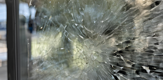 Costretti a pagare il biglietto, tirano un sasso contro l’autobus e rompono un vetro: un ferito