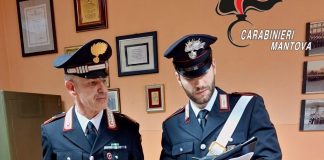 Minaccia moglie e figlia con un coltello. Trovato con un etto di cocaina in casa: arrestato 34enne