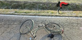 Porto Mantovano, ha un malore in bici, cade a terra e un’auto lo investe. Muore 58enne