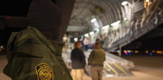 Chicago, raid per arrestare migranti: in campo lo ‘zar’ di Trump
